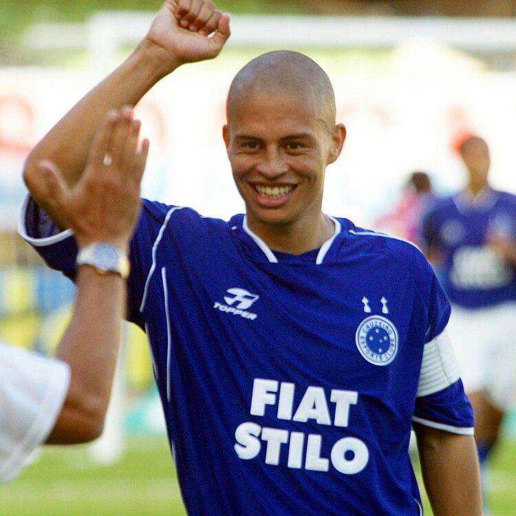 Foto do meia Alex vestindo a camisa do Cruzeiro