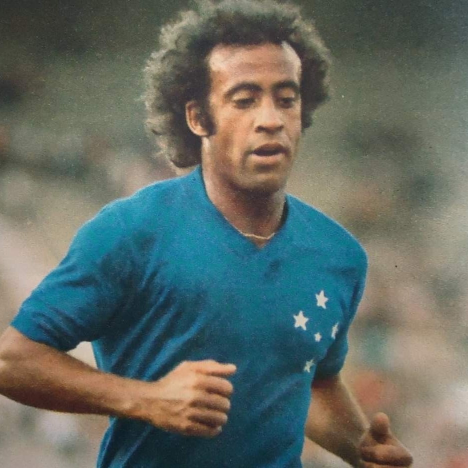 Foto do ídolo Dirceu Lopes com a camisa do Cruzeiro