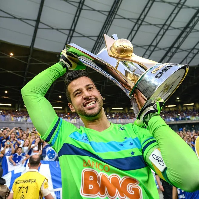Foto do goleiro e ídolo Fábio com a camisa do Cruzeiro